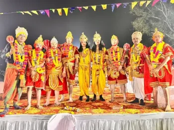 89 साल की रामलीला में तीसरी पीढ़ी की एंट्री: दादा के बाद पिता बने राम, अब बेटा निभा रहा किरदार; 28 साल तक लक्ष्मण बने पिता की विरासत भी बेटे के हाथ 89 साल की रामलीला में तीसरी पीढ़ी की एंट्री: दादा के बाद पिता बने राम, अब बेटा निभा रहा किरदार; 28 साल तक लक्ष्मण बने पिता की विरासत भी बेटे के हाथ