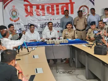गीजर, TV और खिलौनों में छिपाए 53 लाख रुपए, रायपुर में कारोबारी की एक्टिवा से उड़ाए थे कैश से भरा बैग; 2 आरोपी गिरफ्तार गीजर, TV और खिलौनों में छिपाए 53 लाख रुपए, रायपुर में कारोबारी की एक्टिवा से उड़ाए थे कैश से भरा बैग; 2 आरोपी गिरफ्तार